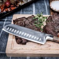 Nůž Santoku s dřevěným prkénkem - rukojeť z olivového dřeva - Luxury